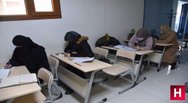 Yunusemre Belediyesi'nden Manisa'da yaşayan Suriyelilere Türkçe eğitimi