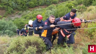 30 metrelik uçurumda yaralıları kurtarmak için seferber oldular