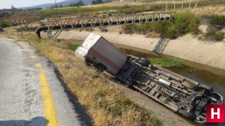 Manisa'da işçi servisi sulama kanalına devrildi