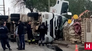 Damperli tır devrildi: 1 ölü